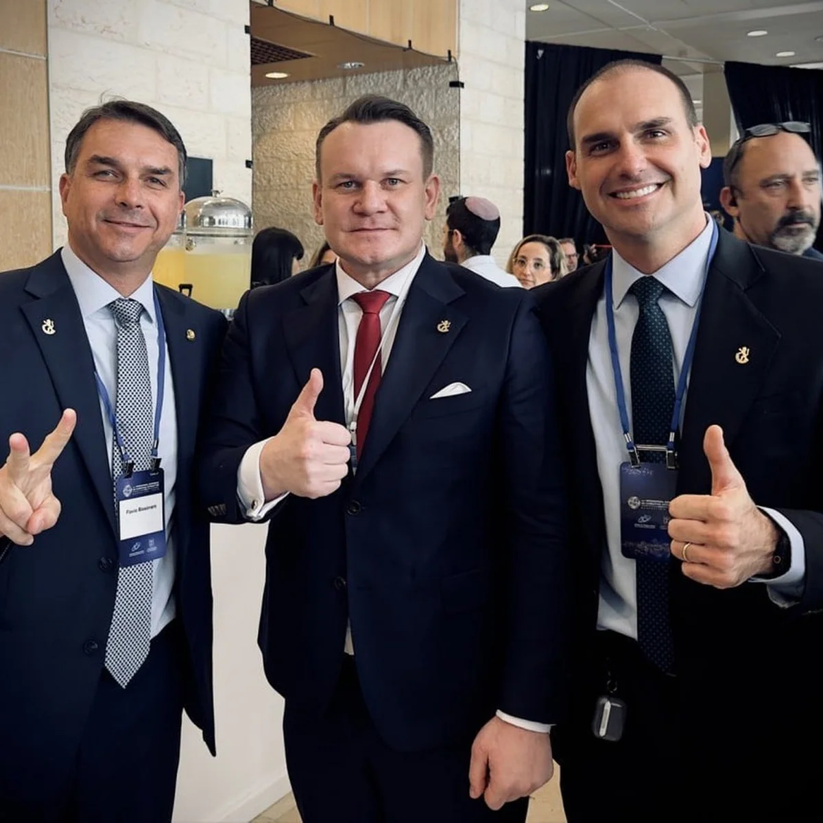 Deputado polonês aliado de Flávio "caça" brasileiras na web por apoio ao PT