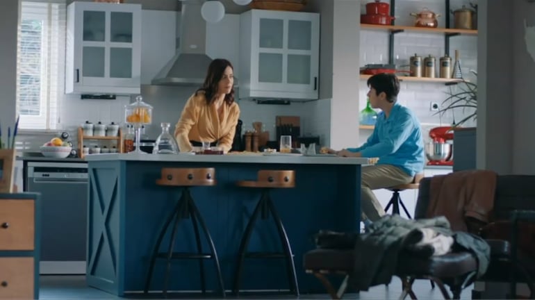 Asya vive uma grande desilusão com o filho e toma decisão radical que surpreende a todos