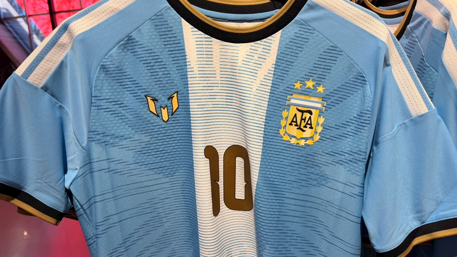 Camisa da despedida de Messi tem destaques dourados e chegará ao Brasil por R$ 664; veja detalhes