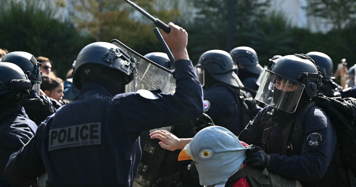 Protestos estudantis na França têm confronto com a polícia e prisões em massa