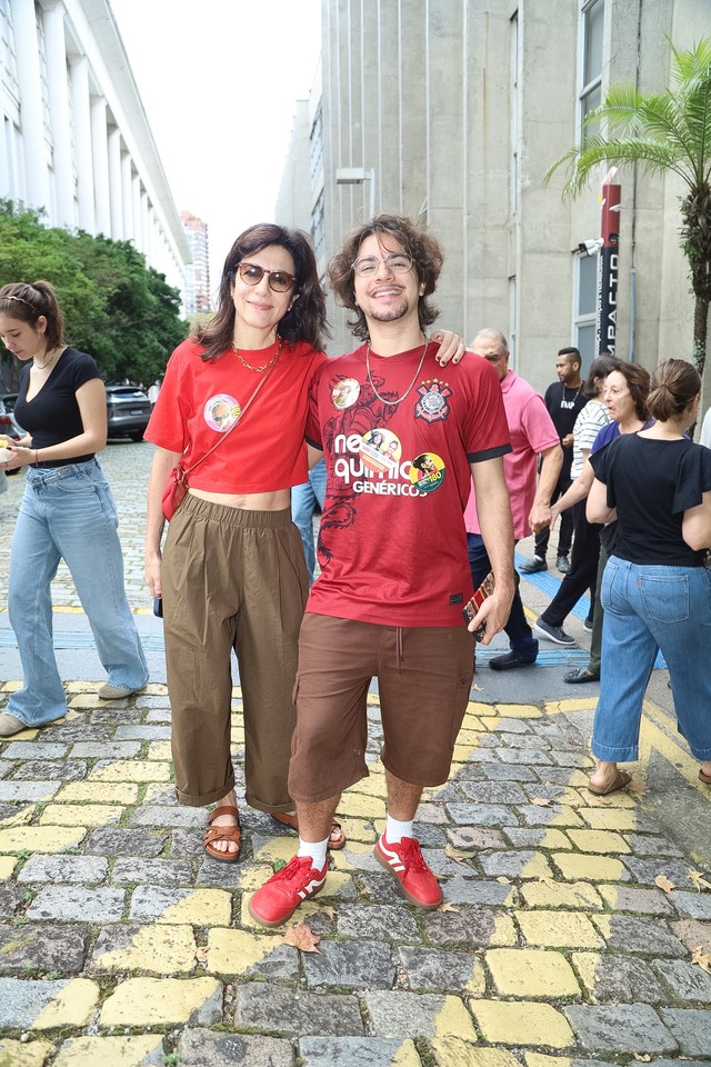 Famosos vão às urnas no 1º turno das Eleições 2026; veja fotos