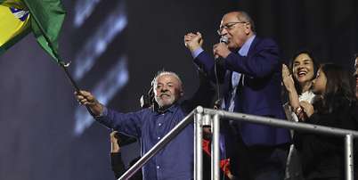 Luiz In&aacute;cio Lula da Silva e Geraldo Alckmin discusam na Avenida Paulista Foto: Alexandre Schneider / Getty Images
