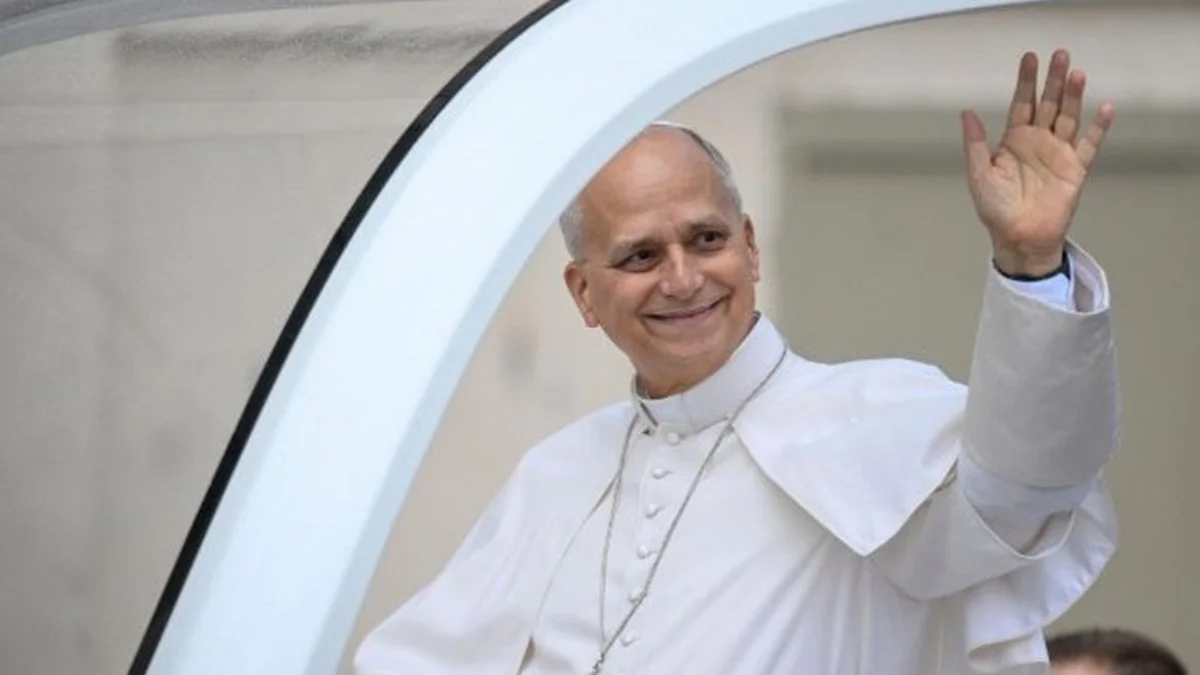 Papa Leão XIV passeia de papamóvel no Vaticano uma semana após cirurgia