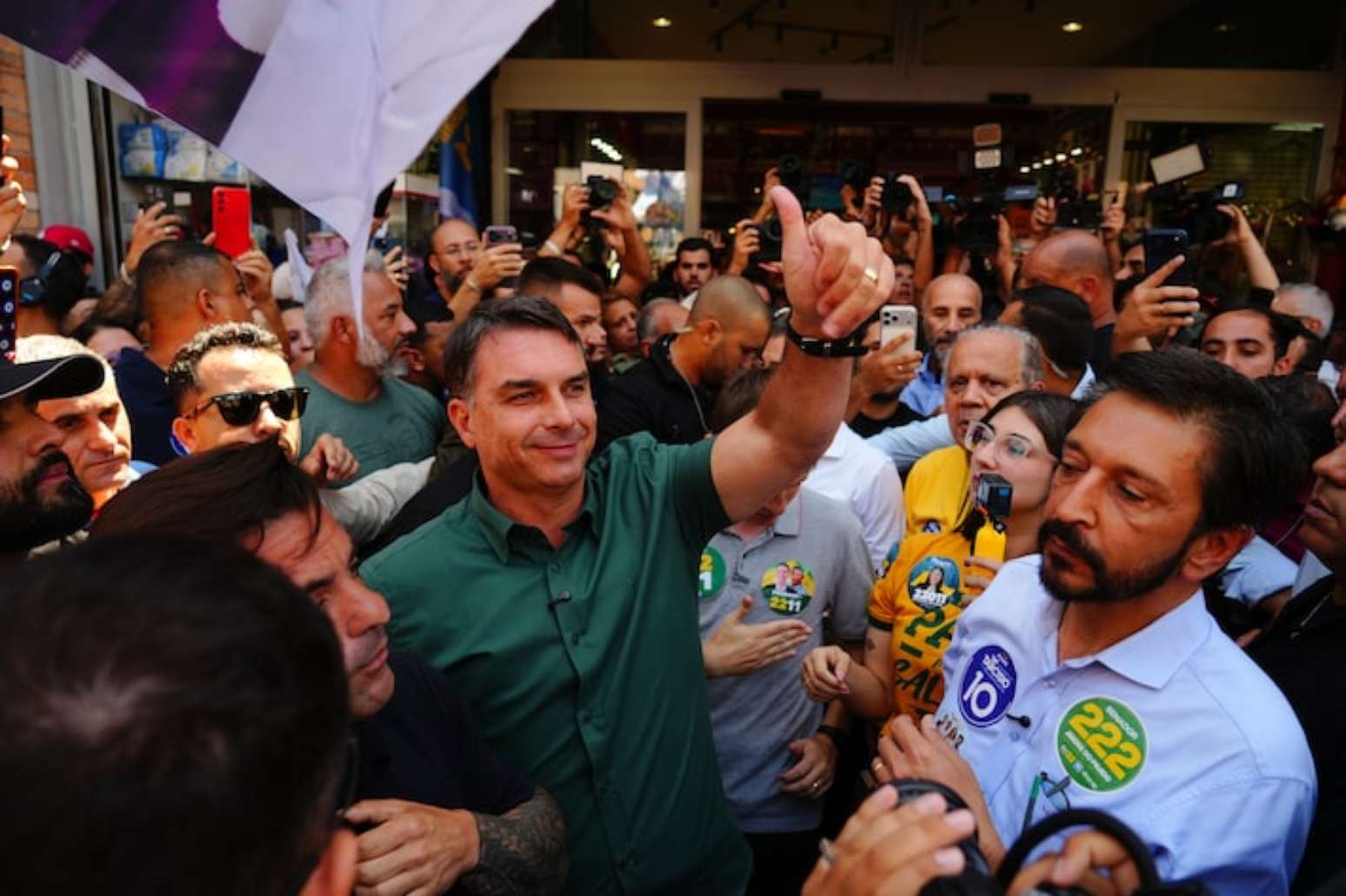 O senador Fl&aacute;vio Bolsonaro durante ato de campanha