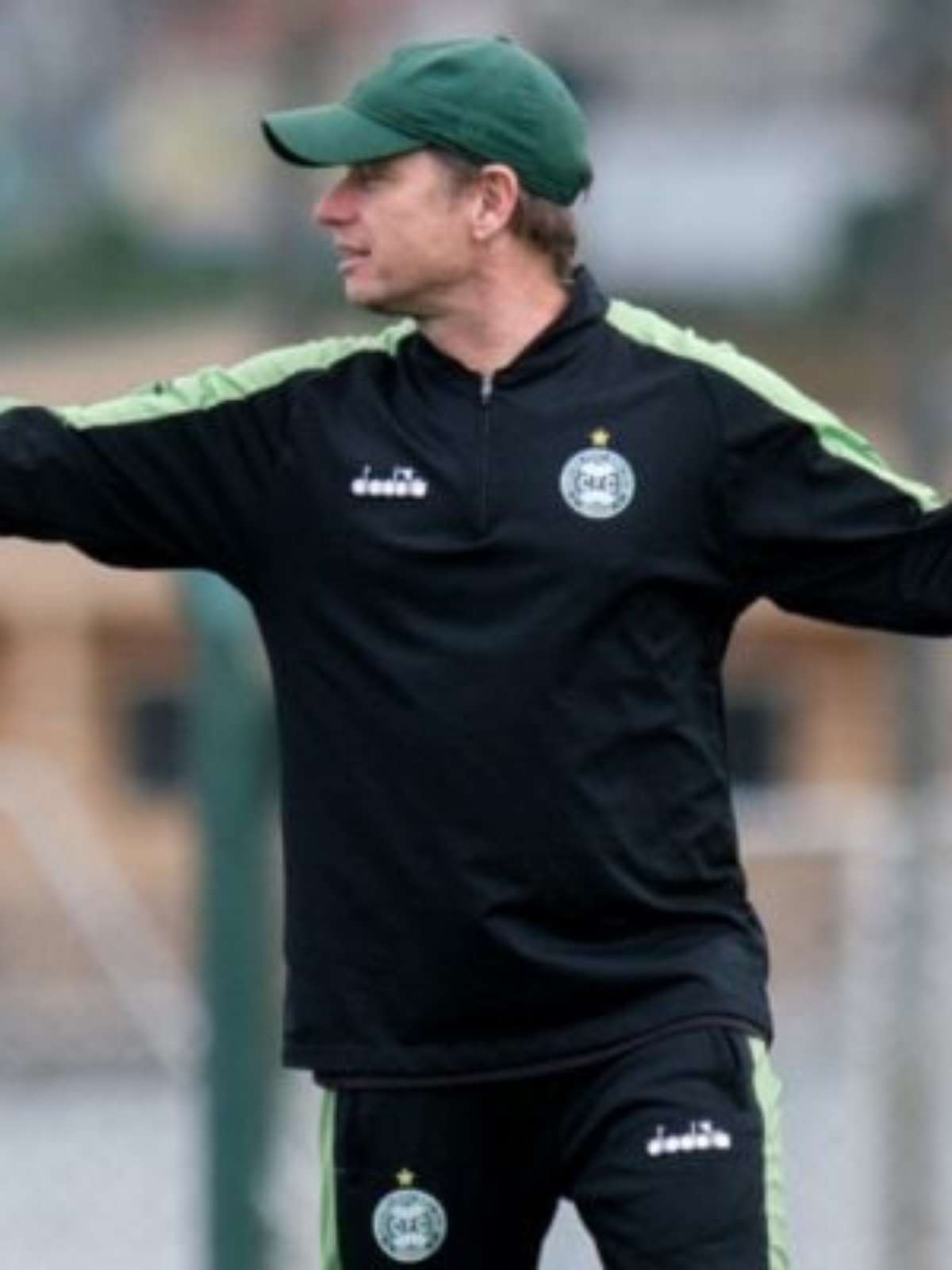Coritiba demite técnico Fernando Seabra após mais uma derrota