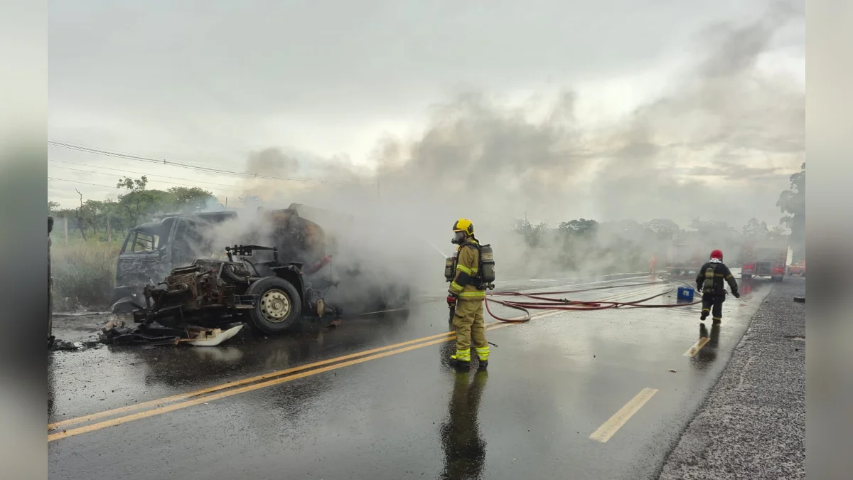 Caminhões batem de frente e pegam fogo na BR-497, em Uberlândia