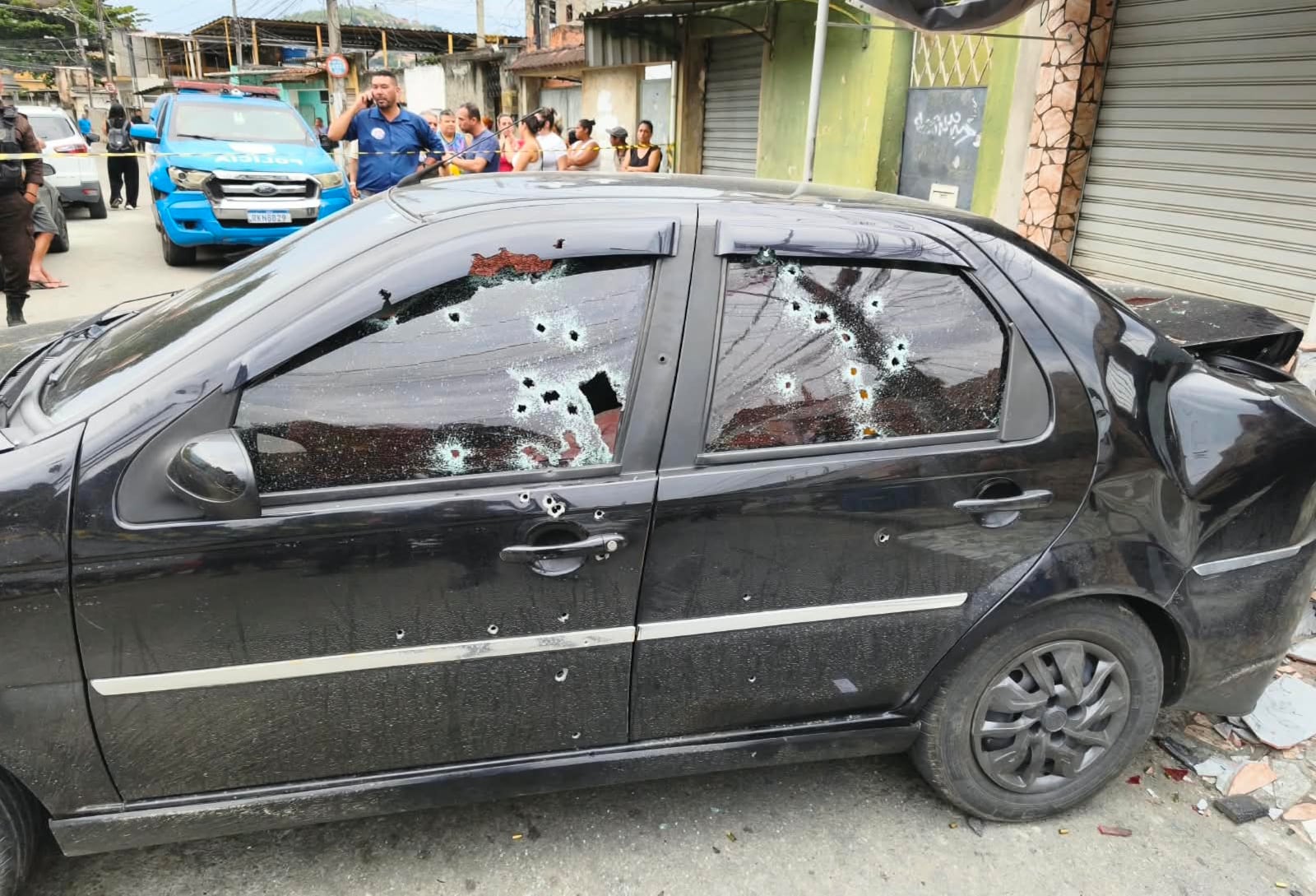 Homem foi atacado a tiros dentro de carro e morreu Reprodução/RECORD