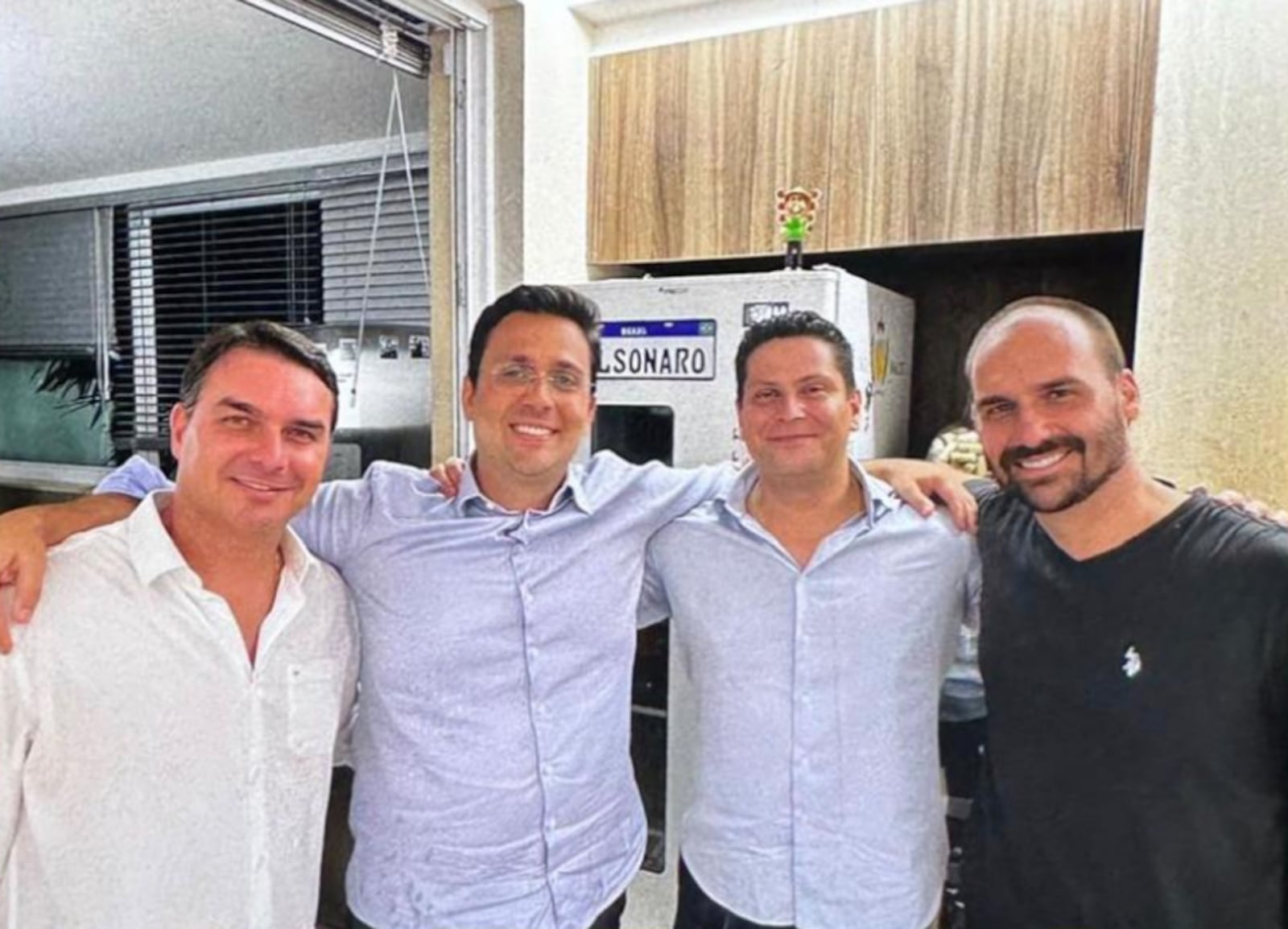 Flávio e Alexandre Santini (terceiro da esquerda para a direita) eram sócios em uma loja de chocolates Reprodução