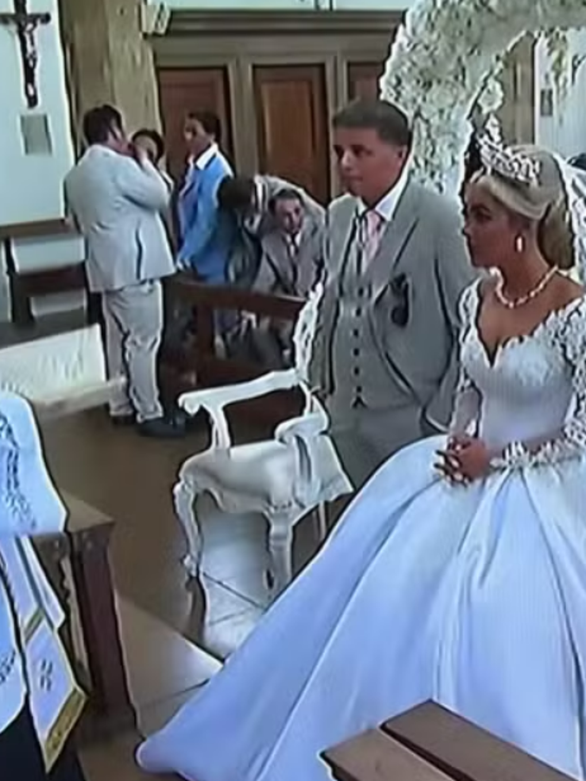 Noiva perde a paciência e grita com convidados em igreja: 'Calem a boca'