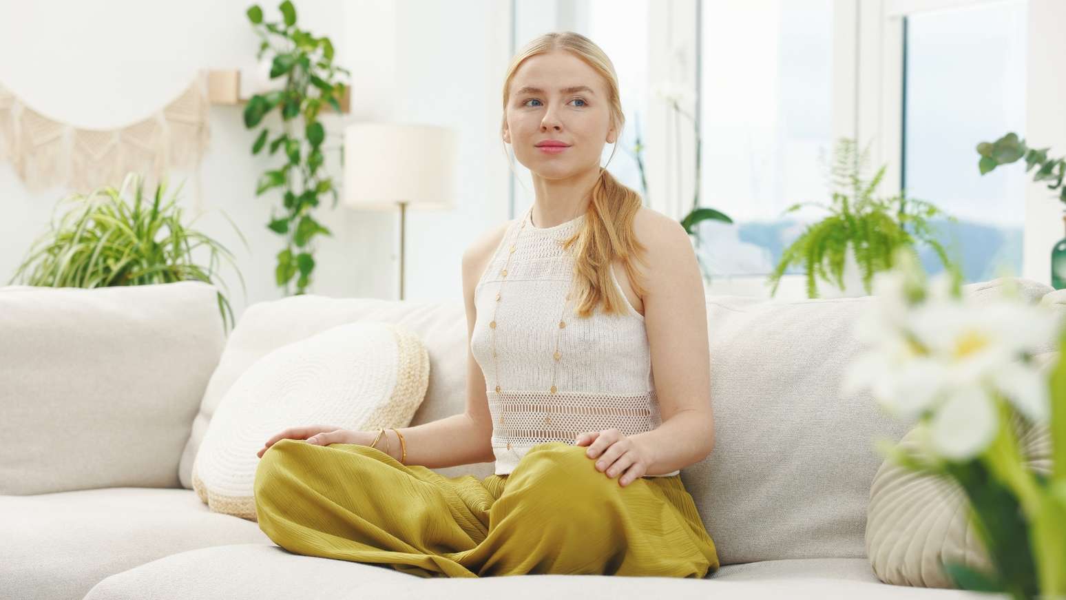 Aprenda 4 rituais simples de Feng Shui para aliviar a energia pesada do lar, aliviar o estresse di&aacute;rio e criar um ambiente calmo e acolhedor