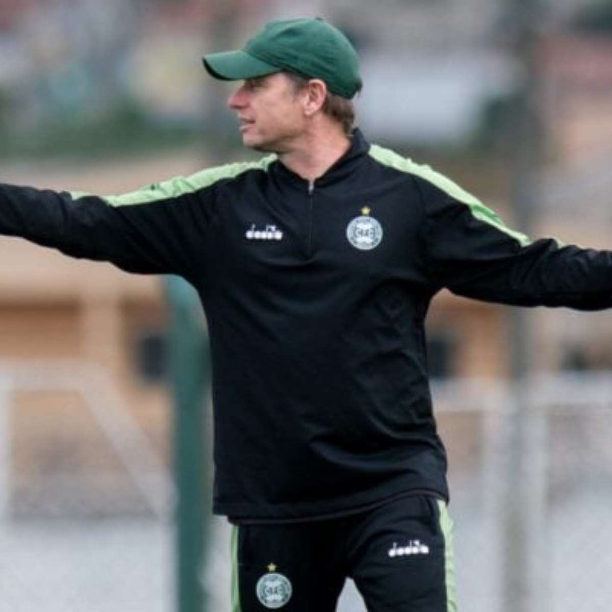 Coritiba demite técnico Fernando Seabra após mais uma derrota