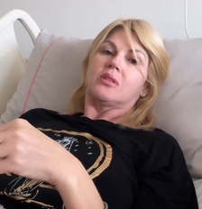 Val Marchiori em um quarto de hospital em São Paulo após passar por uma cirurgia que retirou um pólipo do intestino Foto: Reprodução / Instagram