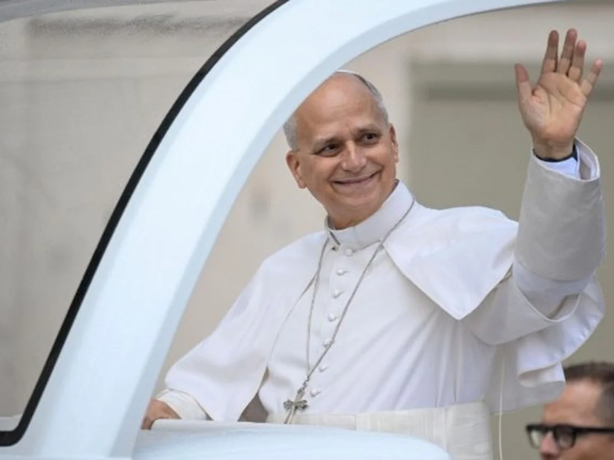 Papa Leão XIV passeia de papamóvel no Vaticano uma semana após cirurgia