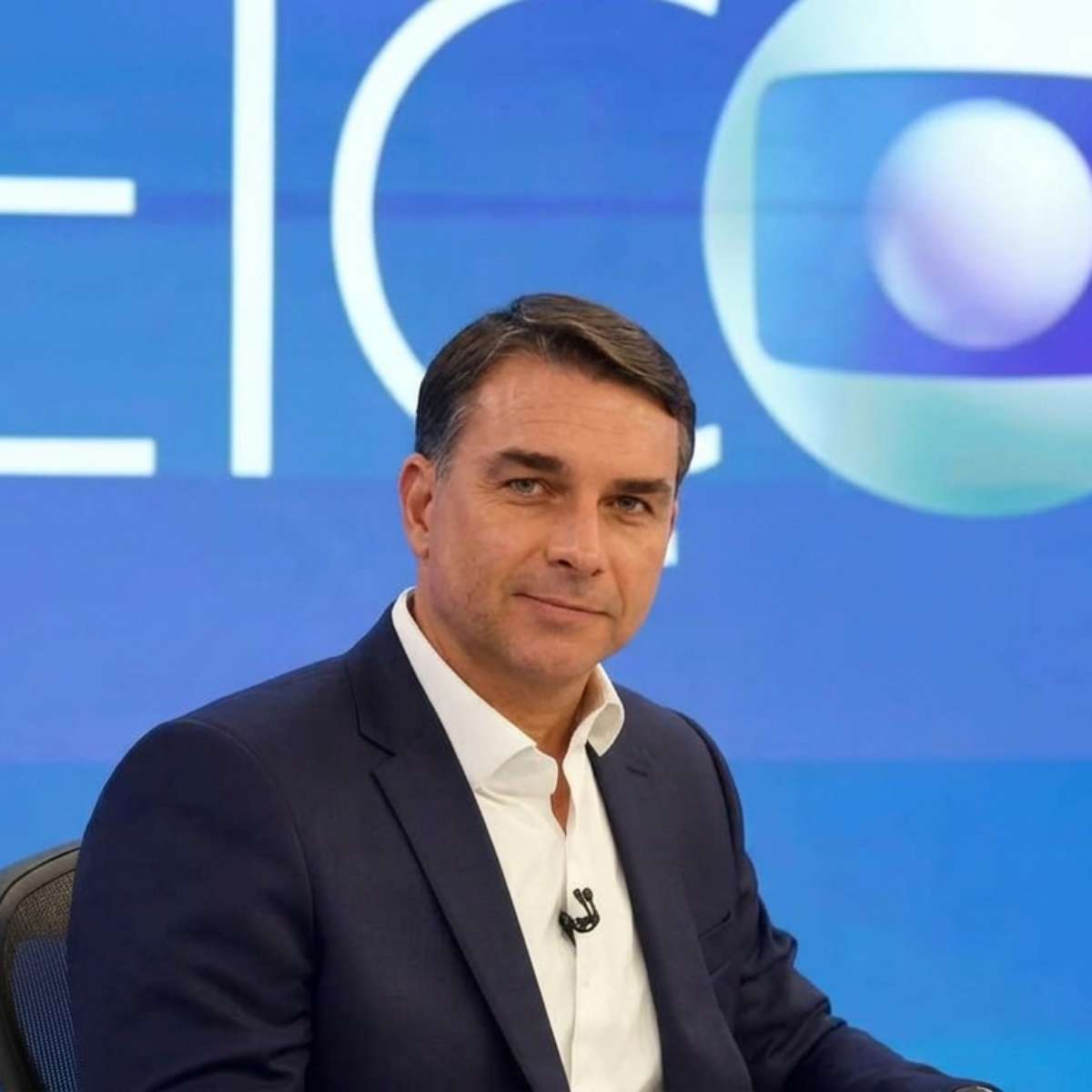 Redes sociais veem Flávio Bolsonaro como o preferido da Globo e candidato evita repetir agressividade do pai contra a emissora
