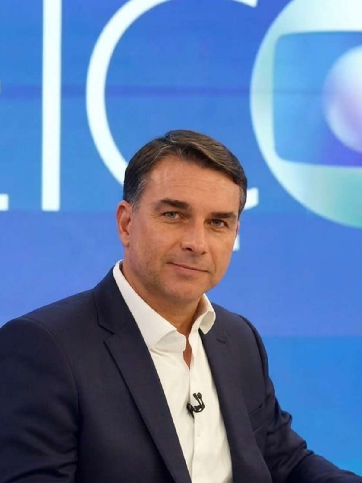 Redes sociais veem Flávio Bolsonaro como o preferido da Globo e candidato evita repetir agressividade do pai contra a emissora