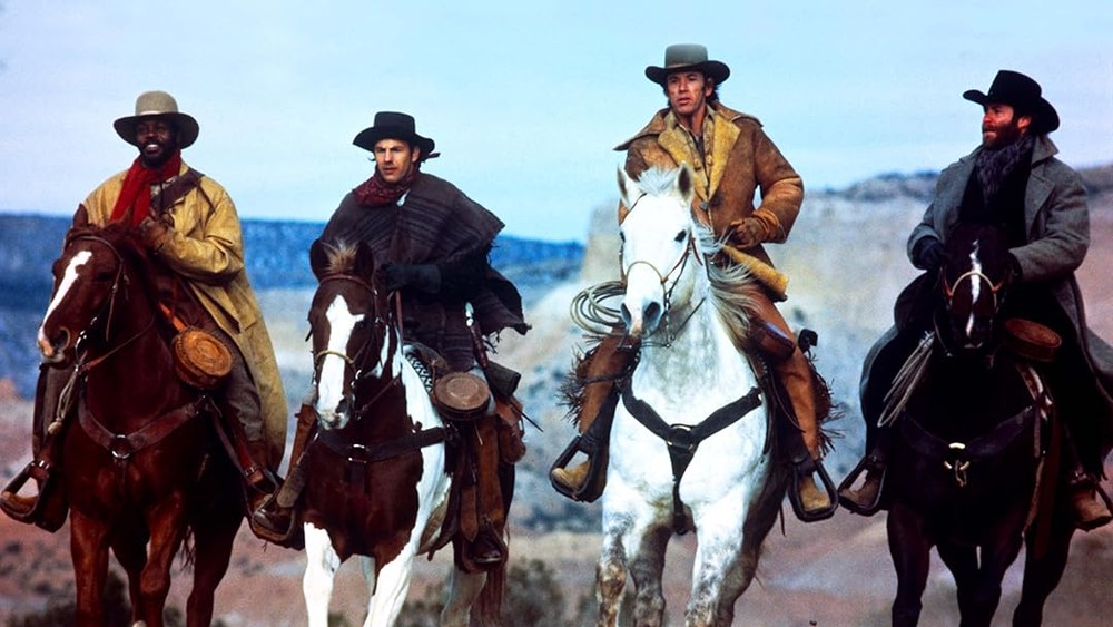 Um grupo de cowboys liderados por Emmett parte para a cidade de Silverado — Foto: Reprodução/Amazon Prime Video