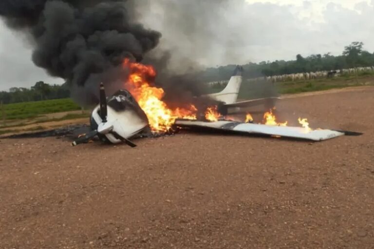 FAB intercepta aeronave vinda da Bolívia; piloto faz pouso forçado e incendeia avião