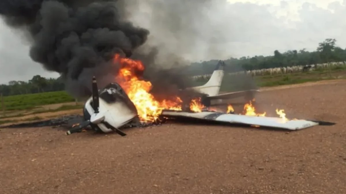 FAB intercepta aeronave vinda da Bolívia; piloto faz pouso forçado e incendeia avião