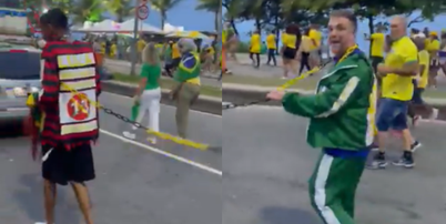 Homem negro acorrentado por branco durante ato de Fl&aacute;vio Bolsonaro (PL) Foto: Reprodu&ccedil;&atilde;o/X