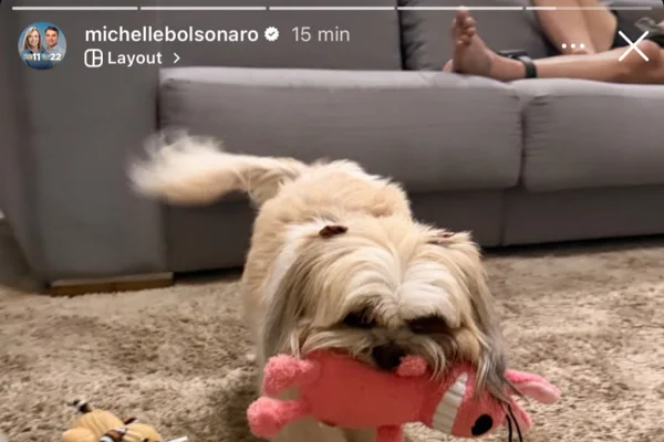 Michelle edita foto que aparecia perna e tornozeleira de Jair Bolsonaro