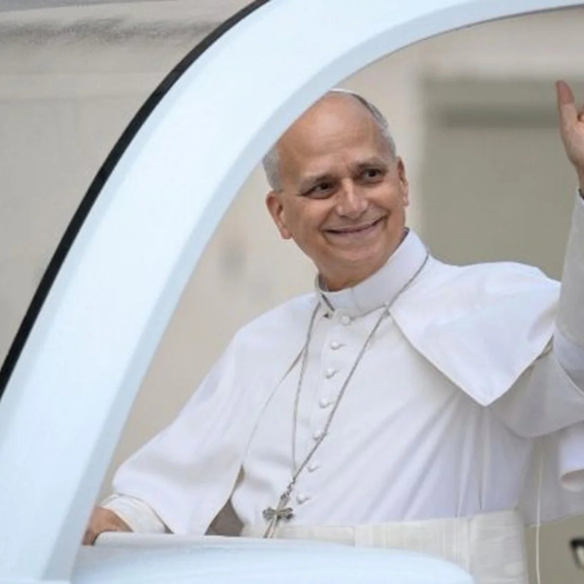 Papa Leão XIV passeia de papamóvel no Vaticano uma semana após cirurgia