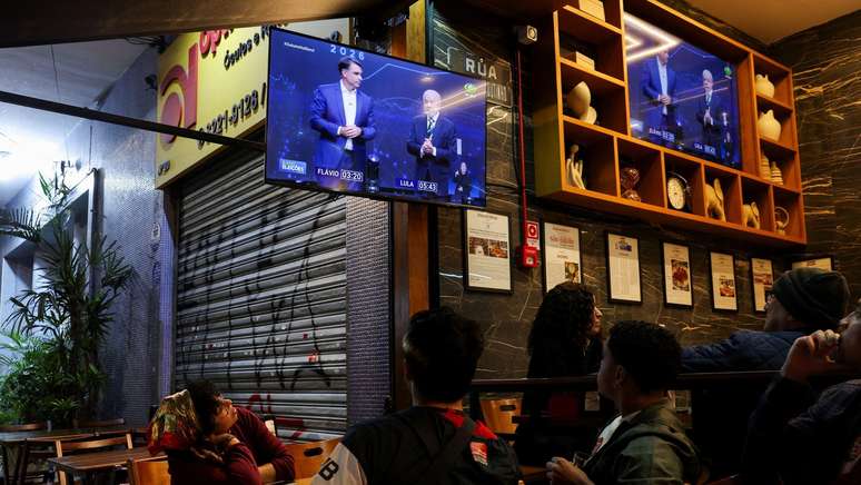 Como Flávio Bolsonaro aplicou o 'manual Trump' contra Lula no debate da Band