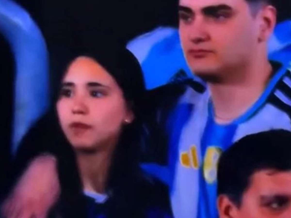 Vídeo: casal protagoniza cena constrangedora no adeus de Messi