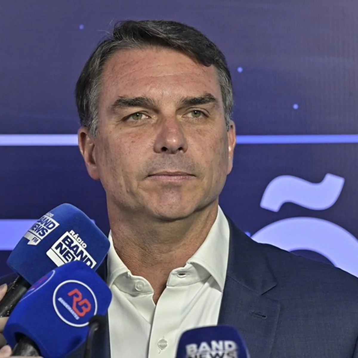 Segurança: Flávio promete leis mais duras contra "marginais" e provoca Lula