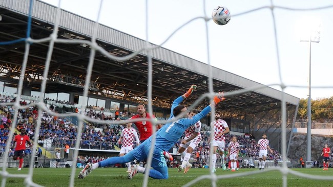 Soccer Football - UEFA Nations League - Group A3 - Croatia v England - Stadion HNK Rijeka, Rijeka, Croatia - October 3, 2026 England's Harry Kane scores their first goal past Croatia's Dominik Livakovic Action Images via Reuters/Paul Childs