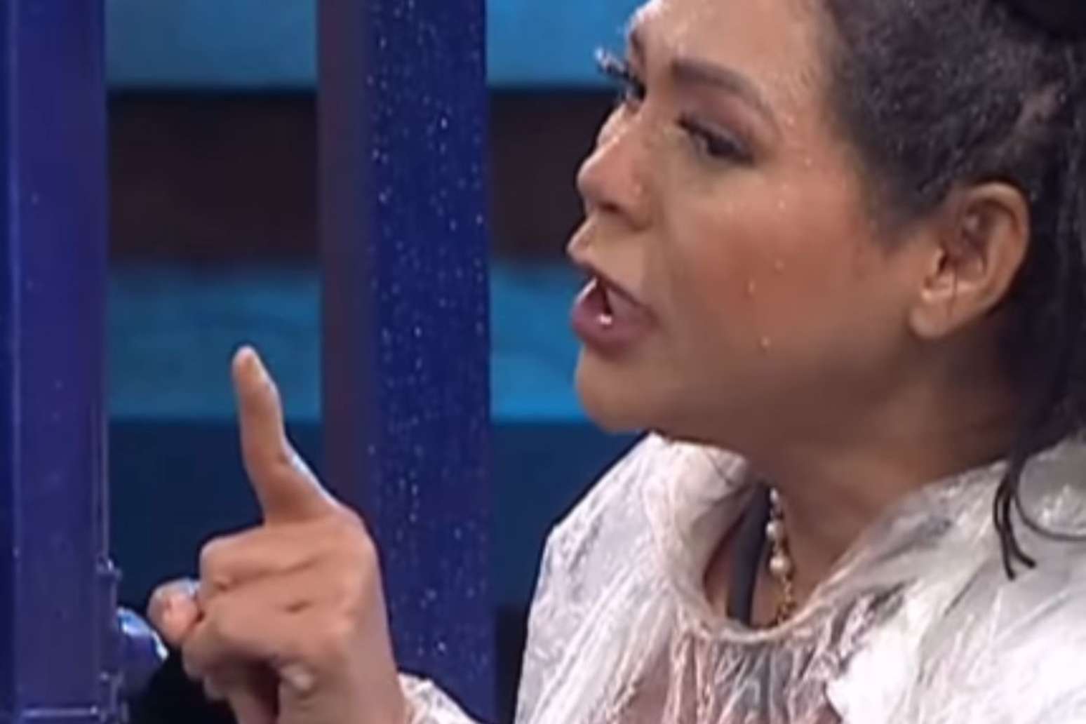 Darlin ataca Ma&iacute;ra Charken durante din&acirc;mica