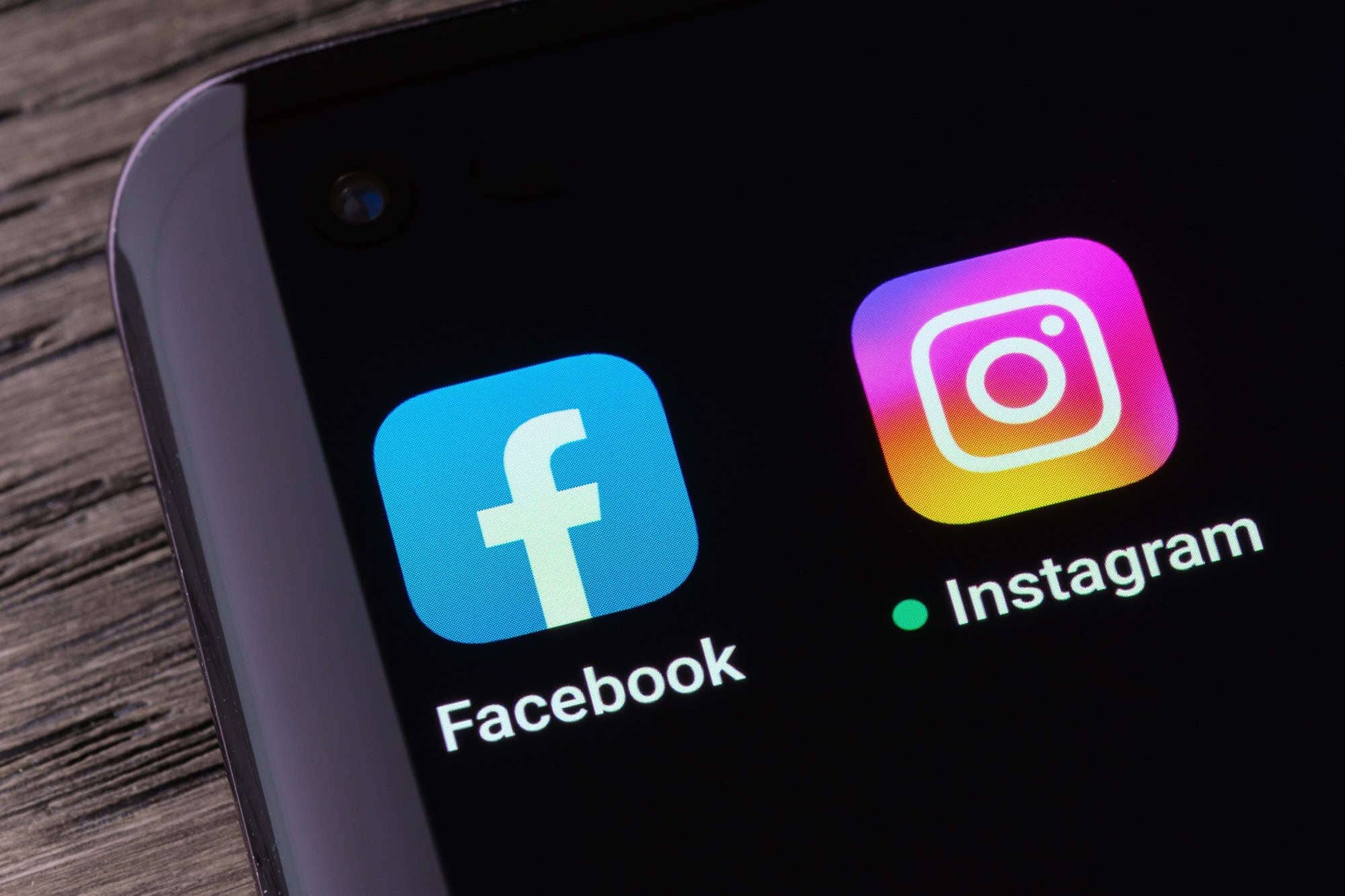 Logos do Facebook e Instagram em um celular