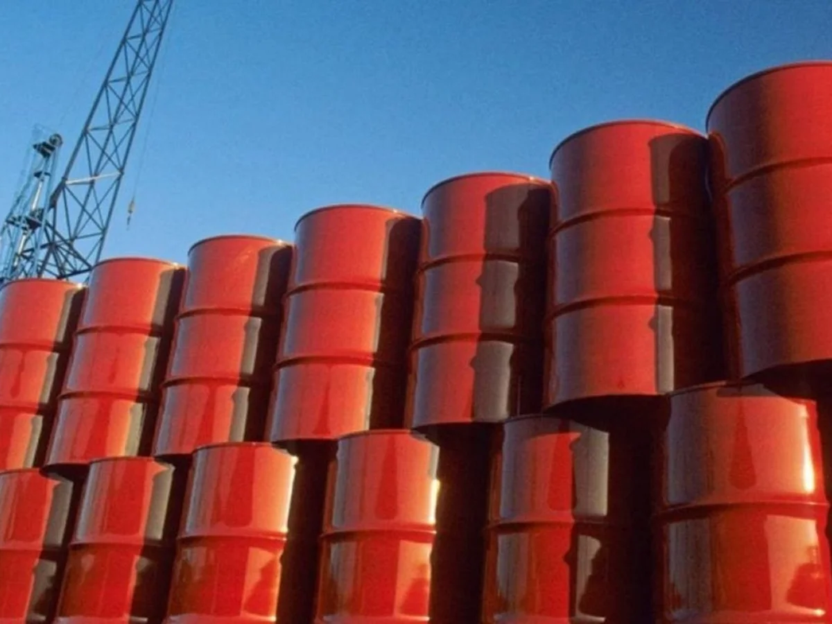 Petróleo volta a romper a casa dos US$ 100 após China suspender exportação