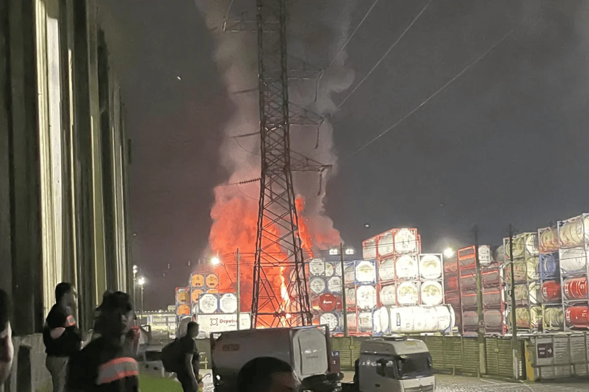 Incêndio de grandes proporções atinge de químicos e contêineres em Cubatão