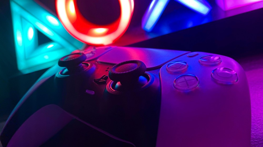 Controle DualSense PS5 é o melhor para o console? Veja lista com seis opções para comprar no 10.10 — Foto: Reprodução/Freepik (Cash Macanaya)