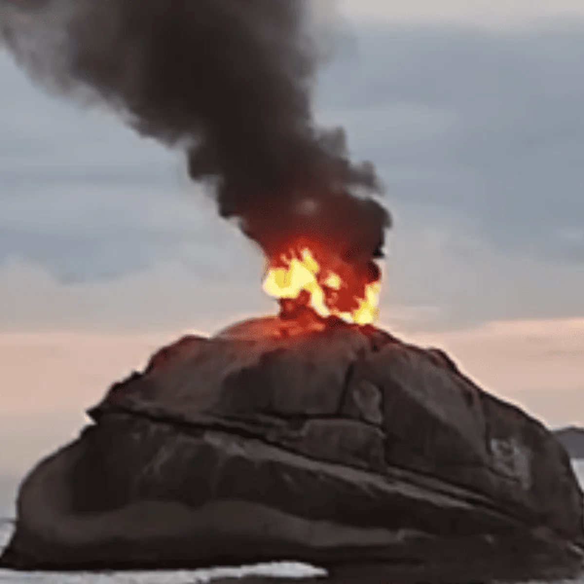 Estátua da Pedra da Feiticeira, no litoral de SP, é destruída por fogo