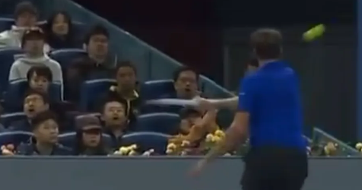 Medvedev é desclassificado de semifinal na China após acertar bola na torcida