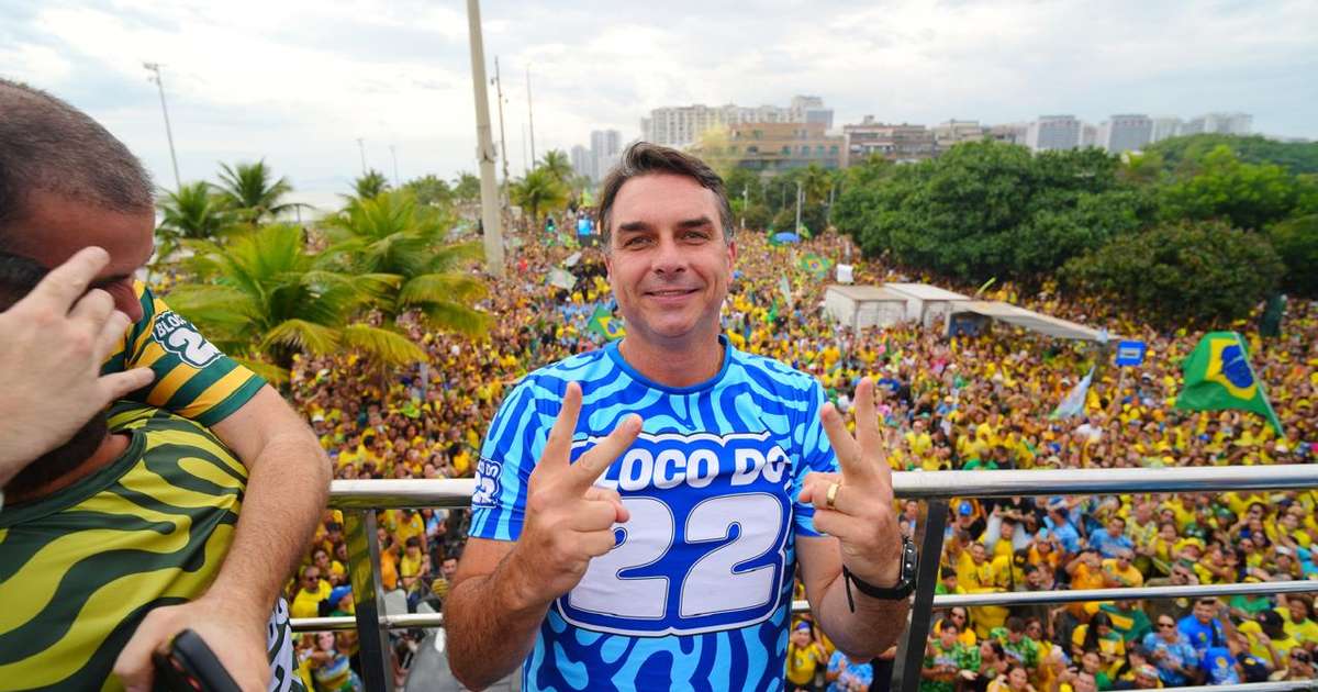 Eventual vitória de Flávio consolidaria 'onda azul' da direita, diz jornal La Nación