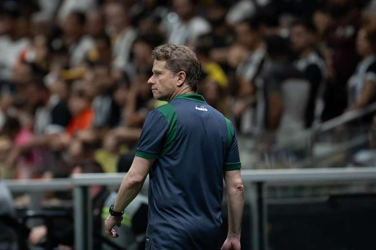 Coritiba demite técnico Fernando Seabra após mais uma derrota
