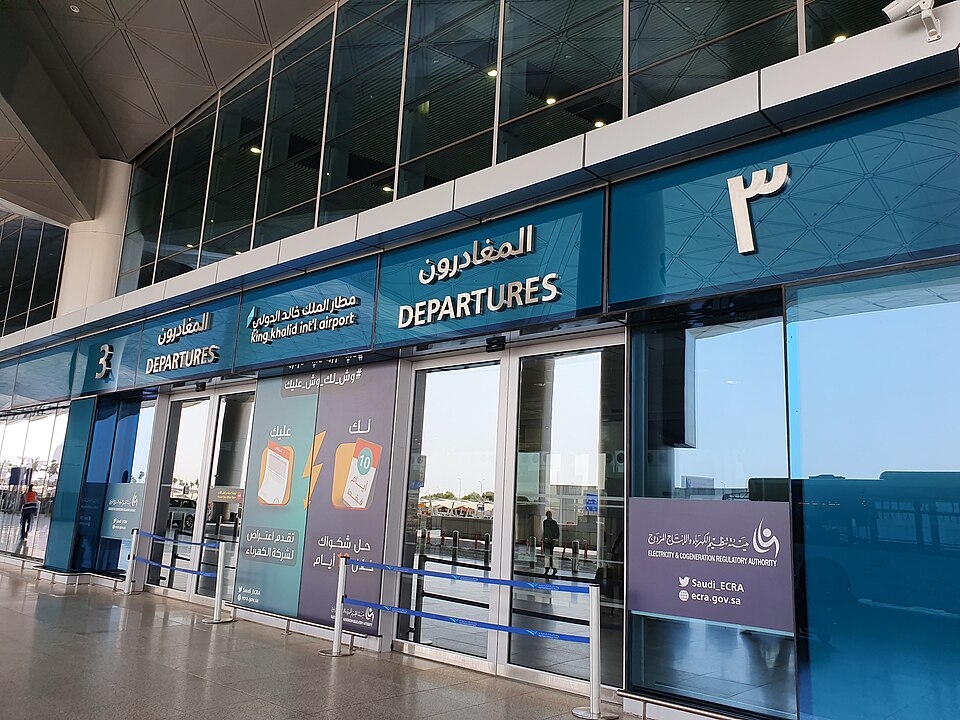 Após ataques, aeroporto na Arábia Saudita reabre sob cautela das companhias aéreas