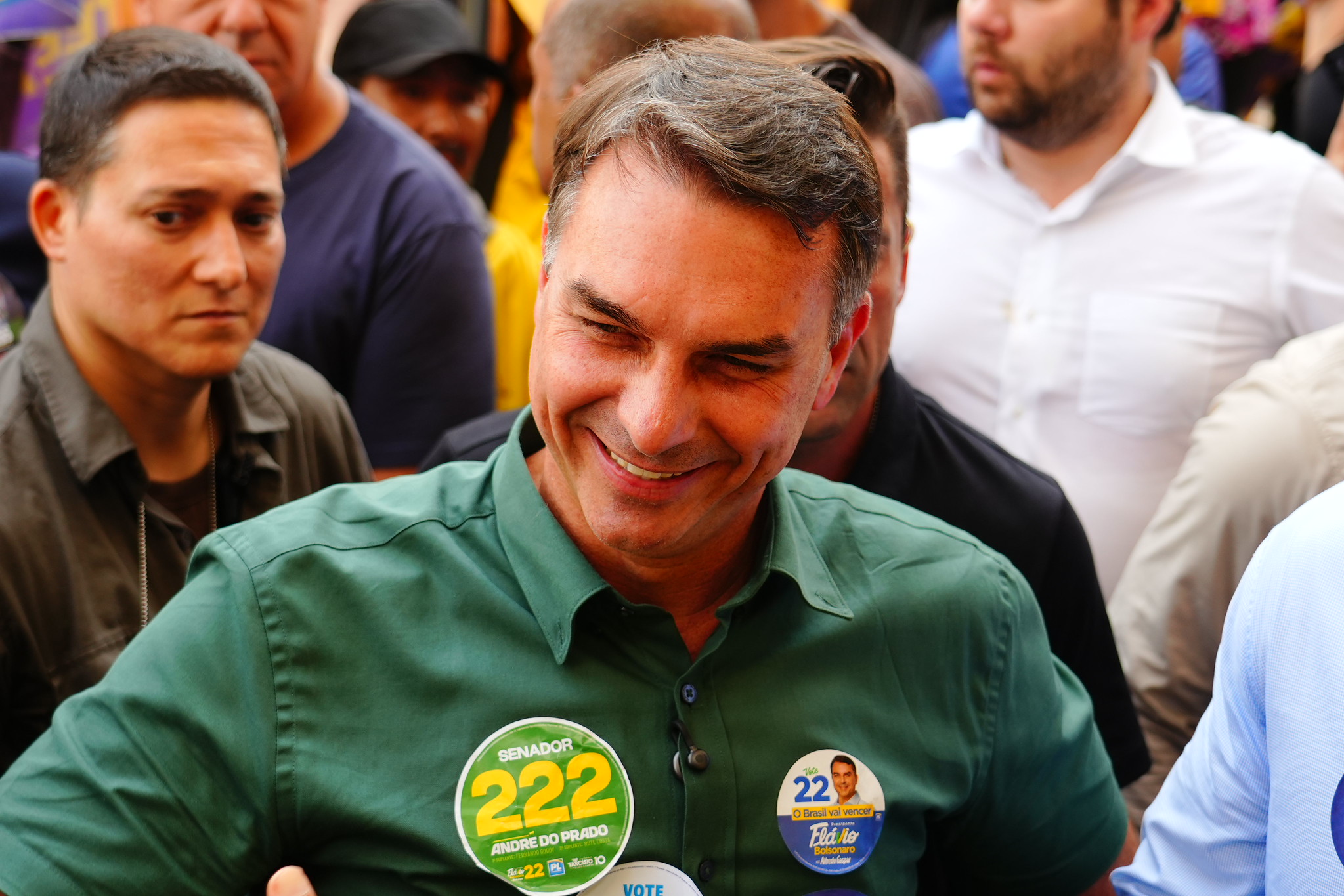 Mercado brasileiro deve ter alta após Flávio Bolsonaro superar pesquisas, dizem analistas