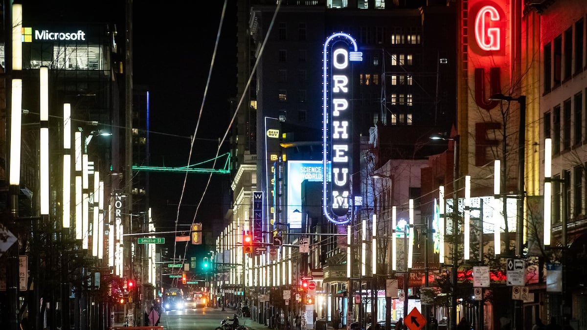 4 hospitalized, suspect at large after downtown Vancouver stabbing