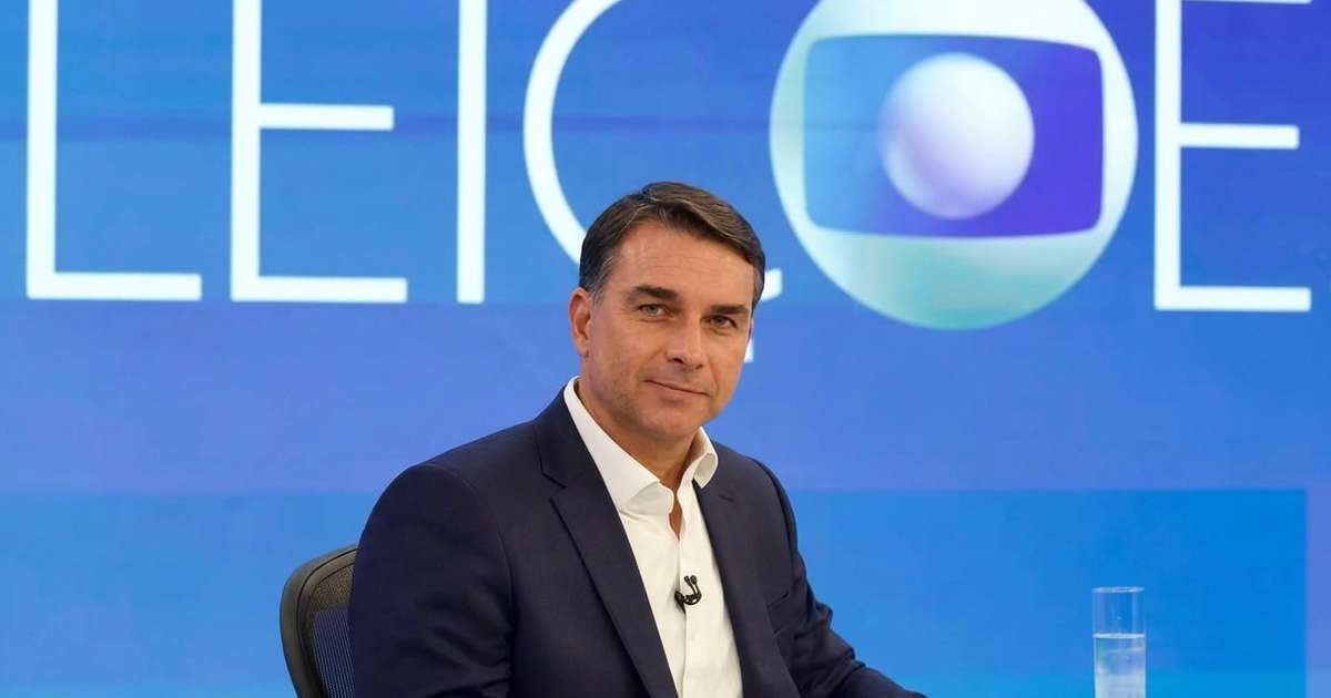 Redes sociais veem Flávio Bolsonaro como o preferido da Globo e candidato evita repetir agressividade do pai contra a emissora