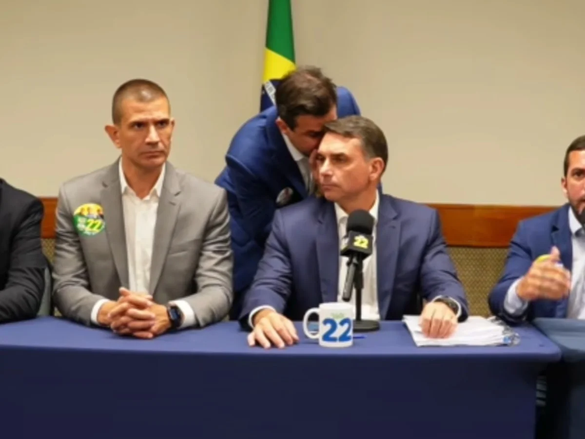 Flávio diz que Lula usou "amigos do Judiciário" para "censurar debate"