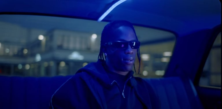 Lollapalooza 2027: Travis Scott, Charli XCX, Fountains DC e mais serão headliners
