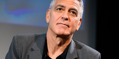 George Clooney, 64 anos: 'Foi um come&ccedil;o dif&iacute;cil. Dormi no ch&atilde;o de um arm&aacute;rio por dois anos e, durante cinco anos, fui de bicicleta aos testes de elenco'. Foto: Getty Images / Purepeople