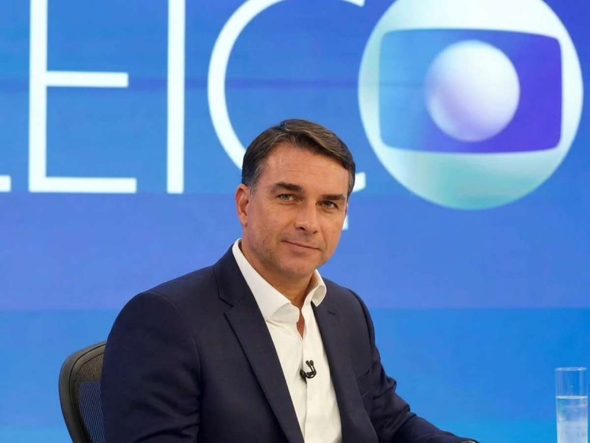 Redes sociais veem Flávio Bolsonaro como o preferido da Globo e candidato evita repetir agressividade do pai contra a emissora