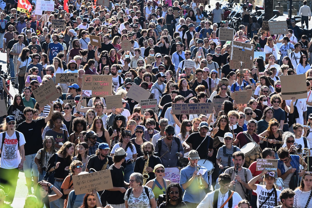 França tem dia nacional de protestos e atos estudantis se multiplicam pelo país
