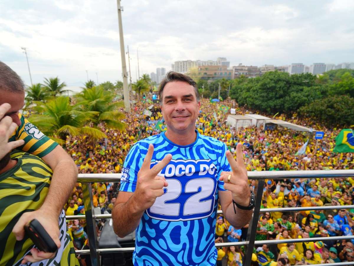 Eventual vitória de Flávio consolidaria 'onda azul' da direita, diz jornal La Nación