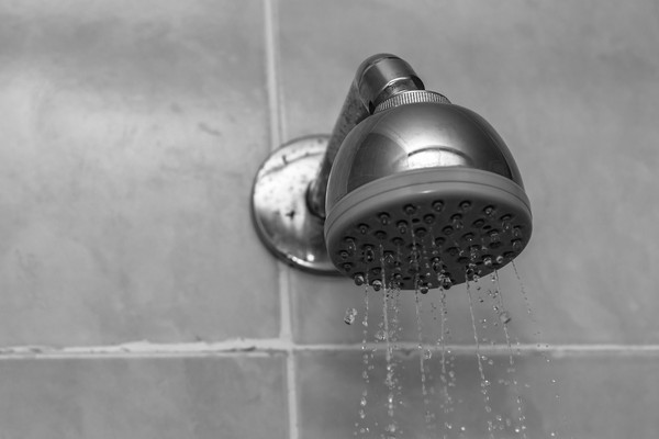 Esse truque limpa os furinhos do chuveiro e melhora o jato de água