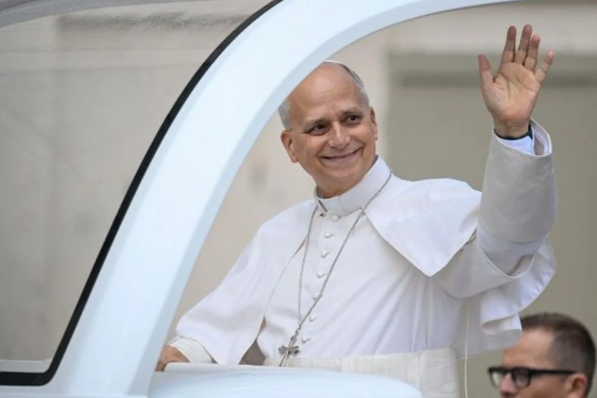 Papa Leão XIV passeia de papamóvel no Vaticano uma semana após cirurgia